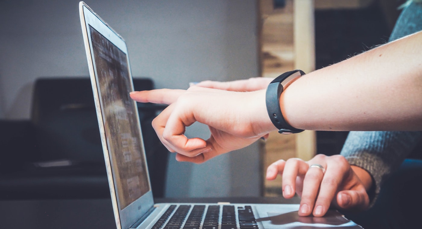 Equipe de inside sales trabalhando de forma remota com headset e CRM em operação de vendas internas B2B