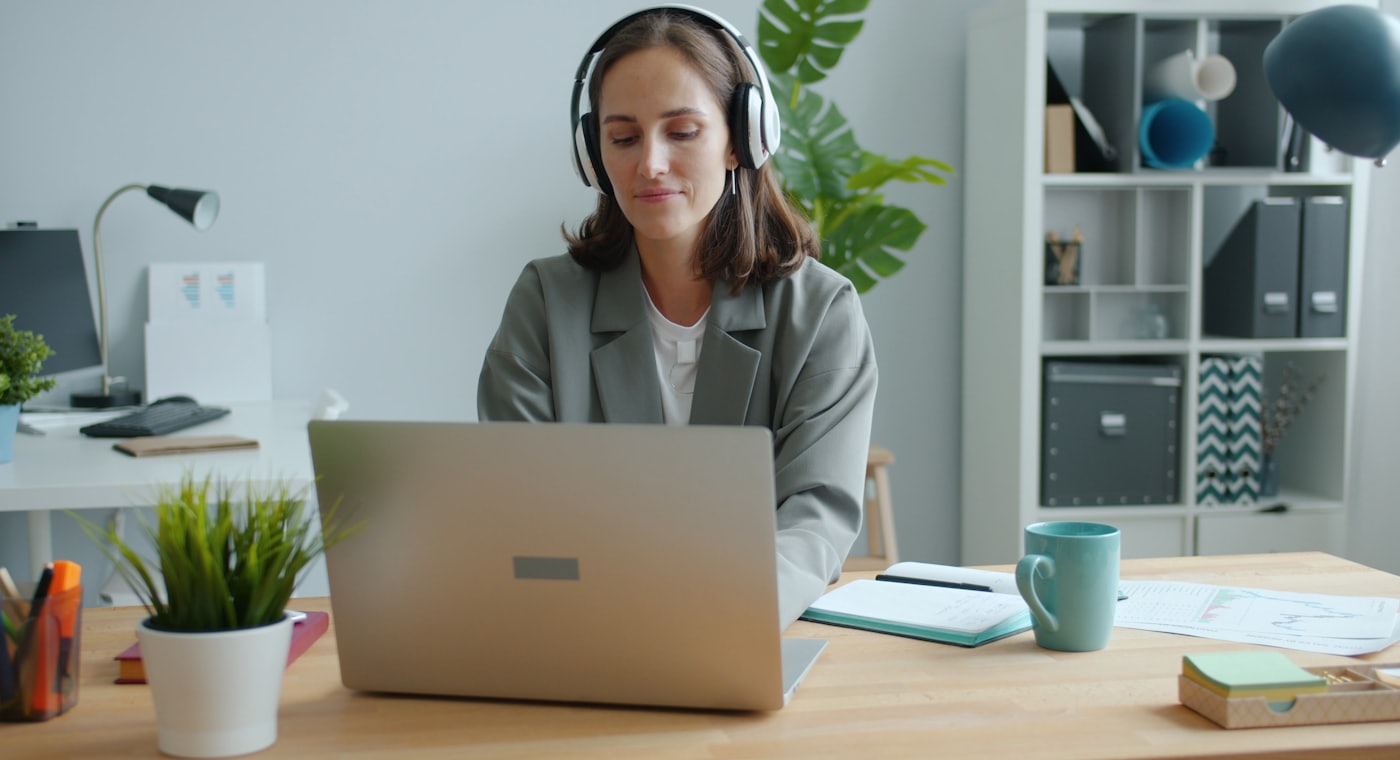 Vendedora com headset conduzindo call de vendas consultiva seguindo script estruturado